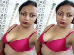 Sexy Desi Bhabhi Showing Her Boobs Sexy Desi Bhabhi Showing Her Boobs
