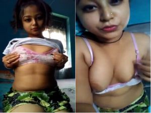 Sexy Indian Girl Showing Her Boobs Sexy Indian Girl Showing Her Boobs
