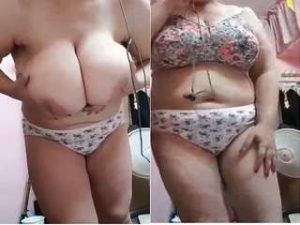 Indian Girl Showing Her Big Boobs