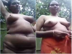 Village Bhabhi Shows her Boobs Village Bhabhi Shows her Boobs