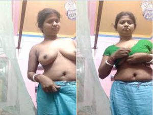 Desi Wife Strip her Saree and Shows Nude Body Desi Wife Strip her Saree and Shows Nude Body