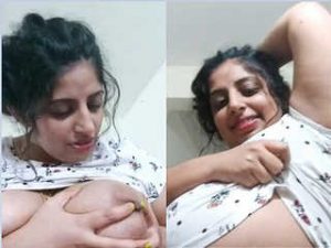 Sexy BBW Bhabhi Shows her Boobs Sexy BBW Bhabhi Shows her Boobs