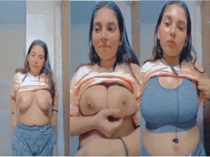 Girl Shows her Big Boobs Girl Shows her Big Boobs