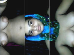 Desi Girl Shows Her Boobs Desi Girl Shows Her Boobs