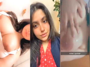 Desi Girl Shows her Boobs Desi Girl Shows her Boobs