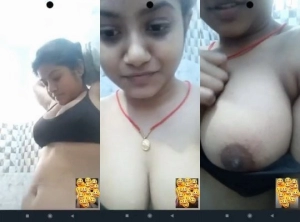 Sexy Desi Girl Shows Her Big Boobs Sexy Desi Girl Shows Her Big Boobs