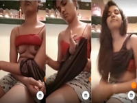 Desi Girl Shows her Boobs Desi Girl Shows her Boobs