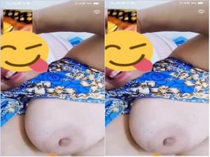Bhabhi Shows her Boobs
