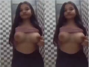 Cute Desi girl Shows her Boobs