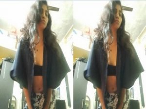 Cute Desi Girl Shows her Boobs Part 1