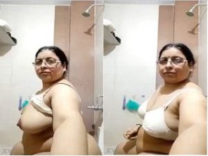 Desi Aunty Showing Boobs Desi Aunty Showing Boobs