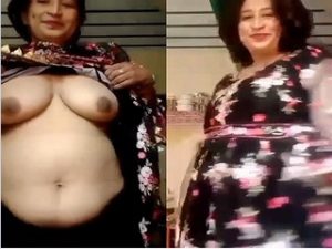 Desi Aunty Shows her Boobs Desi Aunty Shows her Boobs