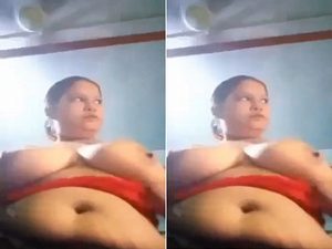 Desi BBW Bhabhi Showing Her Boobs Desi BBW Bhabhi Showing Her Boobs