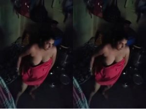 Desi Bhabhi Shows Her Boobs