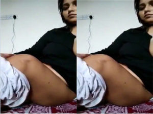 Desi Girl Shows Her Big Boobs Desi Girl Shows Her Big Boobs