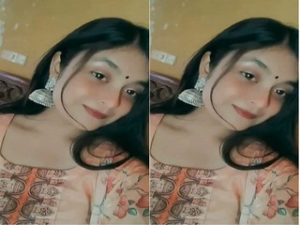 DESI GIRL SHOWS HER BIG BOOBS DESI GIRL SHOWS HER BIG BOOBS