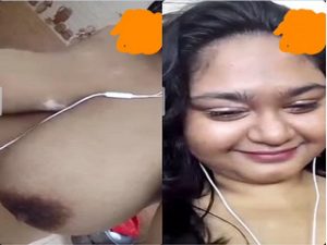 Desi Girl Shows Her Big Boobs Desi Girl Shows Her Big Boobs