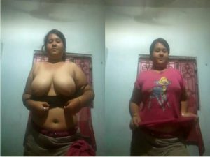 Desi girl Shows Her Big Boobs Desi girl Shows Her Big Boobs