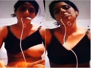 Desi Girl Shows Her Boob Desi Girl Shows Her Boob