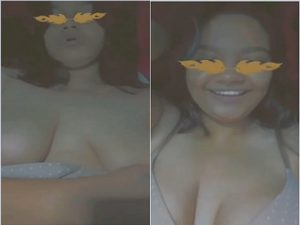 Desi Girl Shows her Boobs Desi Girl Shows her Boobs