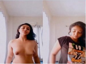 Desi Girl Shows Her Boobs Desi Girl Shows Her Boobs