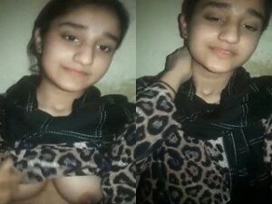 Desi Girl Shows her Boobs Desi Girl Shows her Boobs