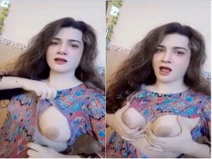 Desi Girl Shows her Boobs Desi Girl Shows her Boobs