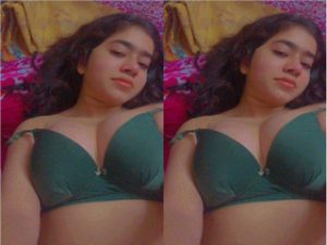 Desi Girl Shows her Boobs Desi Girl Shows her Boobs