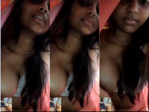 Desi Girl Shows her Boobs Desi Girl Shows her Boobs