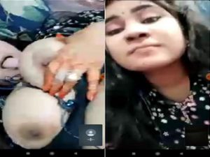 DESI GIRL SHOWS HER BOOBS AND PUSSY