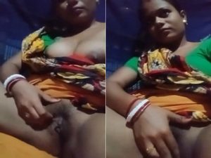 Horny Bhabhi Shows her Boobs and Pussy Horny Bhabhi Shows her Boobs and Pussy