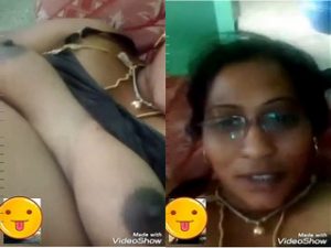 Horny Desi Bahbhi Shows Her Boobs and Pussy on VC Horny Desi Bahbhi Shows Her Boobs and Pussy on VC