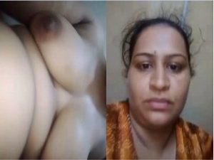 Horny Desi Bhabhi Shows her Boobs and pussy Horny Desi Bhabhi Shows her Boobs and pussy