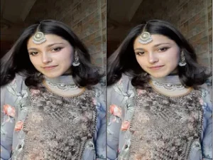 Horny Desi Girl Shows her Big boobs