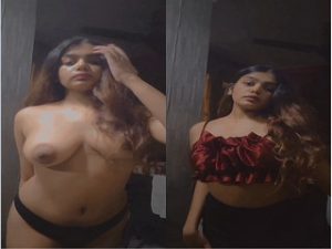 Hot Desi Girl Shows Her Boobs Hot Desi Girl Shows Her Boobs