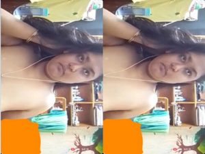 Indian girl Shows Her Big Boobs Indian girl Shows Her Big Boobs