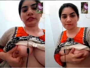 Paki Bhabhi Shows her Boobs and Pussy To Lover On VC Paki Bhabhi Shows her Boobs and Pussy To Lover On VC