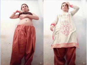 Paki Girl Shows her Boobs and Ass Paki Girl Shows her Boobs and Ass