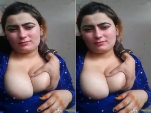 Paki Girl Shows Her Boobs and Boobs Sucking By lover Part 2