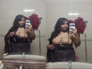 Sexy Desi girl Shows her Big Boobs Sexy Desi girl Shows her Big Boobs