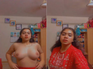 SEXY DESI GIRL SHOWS HER BOOBS SEXY DESI GIRL SHOWS HER BOOBS