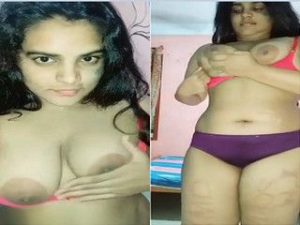 SEXY DESI GIRL SHOWS HER BOOBS AND PUSSY