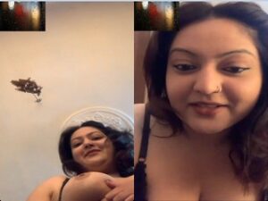SEXY DESI GIRL SHOWS HER BOOBS ON VC SEXY DESI GIRL SHOWS HER BOOBS ON VC