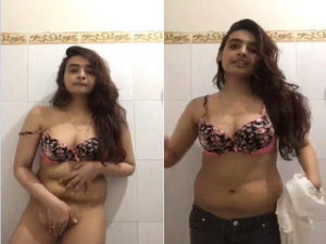 Sexy Desi girl Shows her Nude Body Sexy Desi girl Shows her Nude Body