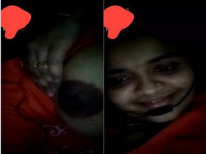 Sexy Indian Bhabhi Shows Her Boobs Sexy Indian Bhabhi Shows Her Boobs
