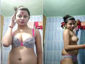 Sexy Indian Girl Shows Boobs Sexy Indian Girl Shows Boobs