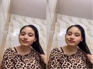 Sexy Indian Girl Shows Boobs