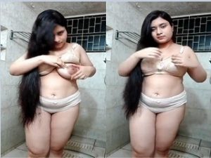 Sexy mall Shows Her Boobs Sexy mall Shows Her Boobs
