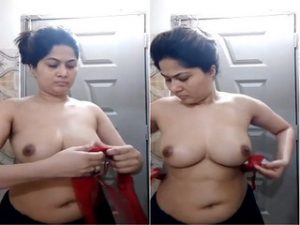 Sexy Paki Girl Shows Her Boobs Sexy Paki Girl Shows Her Boobs