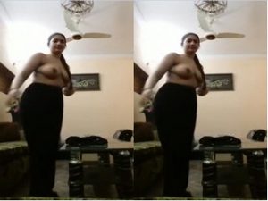 Sexy Punjabi Girl Shows her Boobs Sexy Punjabi Girl Shows her Boobs